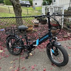 L Ectric  Foldable Low Miles 135 2.0 And Can Be Programmed Easily To 3.0 And Speeds Up To 28mph Faster Depending On Weight Of Person.