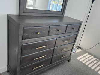 Mint Condition Cindy Crawford 7pc Queen Panel Bedroom Set