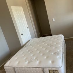 QUEEN STEARNS AND FOSTER MATTRESS AND FREE BOX SPRING 