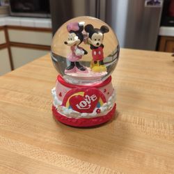 Disney Mickey And Minnie Snow Globe