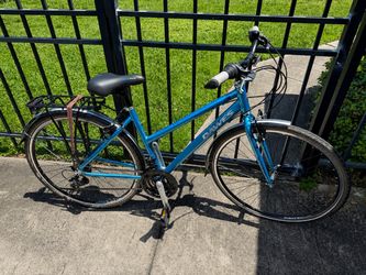 Excellent Condition Commuter/Hybrid Bike – Fully Equipped (Rack & Fenders Included)