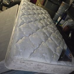TWIN SIZE SERTA MATRESS IN GOOD CONDITION 