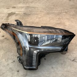 Toyota Tundra Headlight 