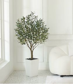 Pretty artificial plant Olive 🫒 tree 5 ft tall !brand new