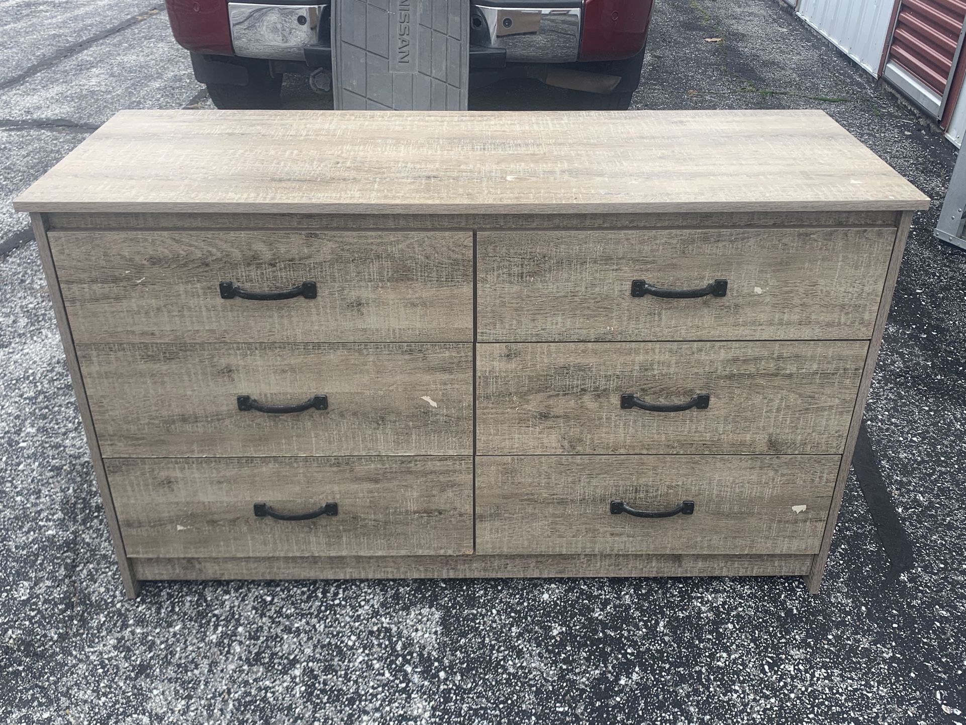 Dresser, six drawers. 4‘4“Long 1’7” Wide 2’7” tall(good condition) 100$
