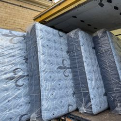 Stearns & Foaster Estate Collection Medum Queen Size $650 Only 