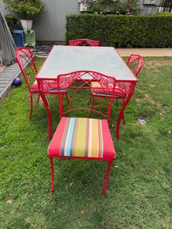 le with four chairs