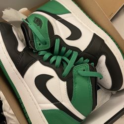 Jordan 1s Size 5.5 Big Kids Lucky Green