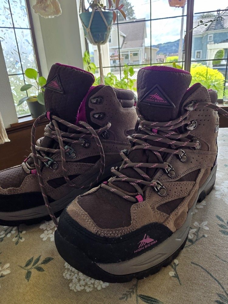 High Sierra Womans Hiking Boots 8.5