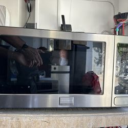 Frigidaire Gallery Microwave Oven With Trim Kit