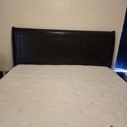 KING SIZE BED/MATTRESS/DRESSER