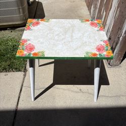 little desk good for doing homework 