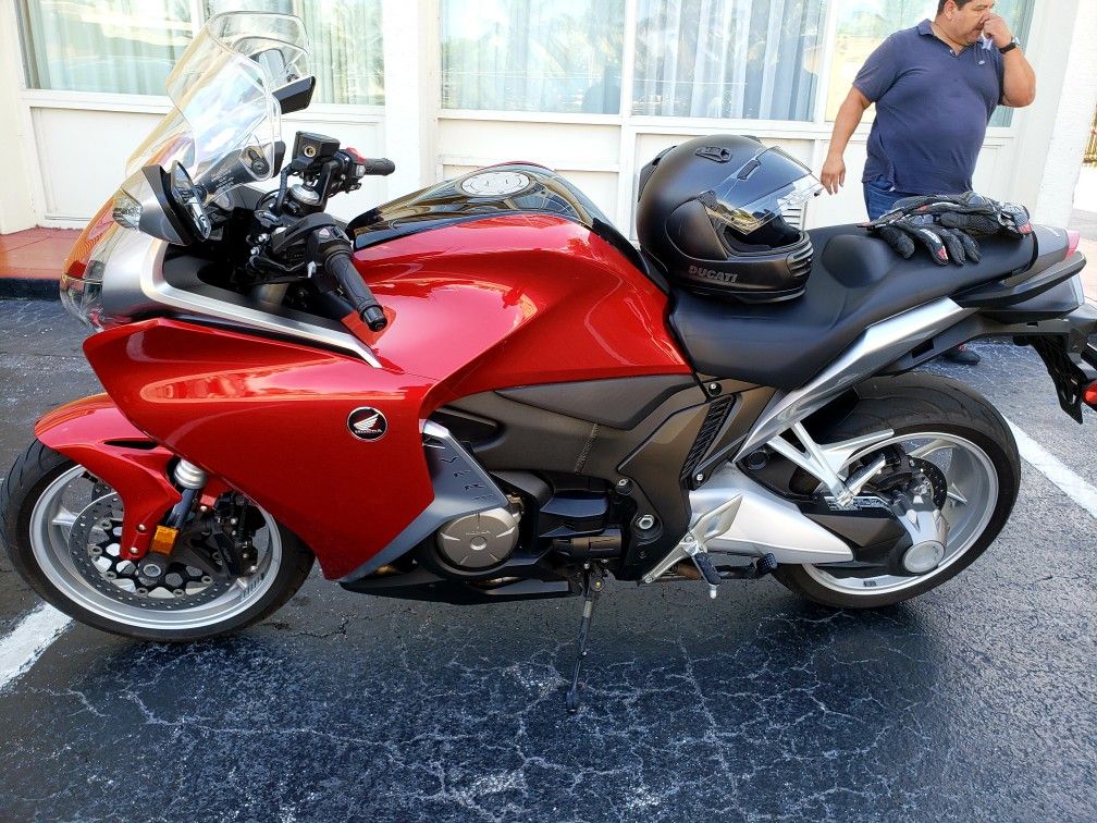 2010 Honda VFR1200F DCT with only 6k miles