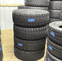 305 70 18 Kanati Mud Hog Set of 4 Used