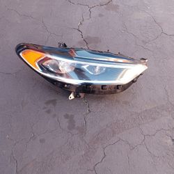 2017-2018 Ford Fusion Xenon Headlight (Passenger Side) With All The Accessories Oem. 