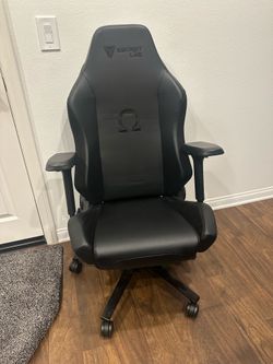 Secretlab OMEGA 2020 Gaming Chair + Neck & Lumbar Pillows – Like New