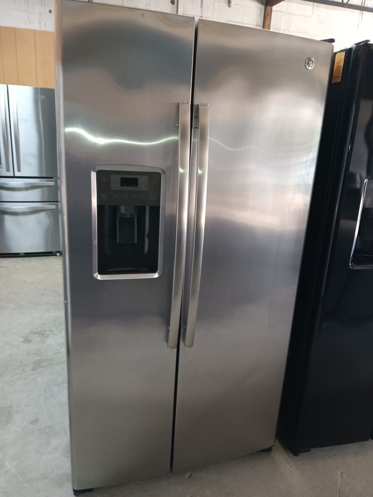 G/E Side By Side Refrigerator Stainless Steel Everything Works Good π