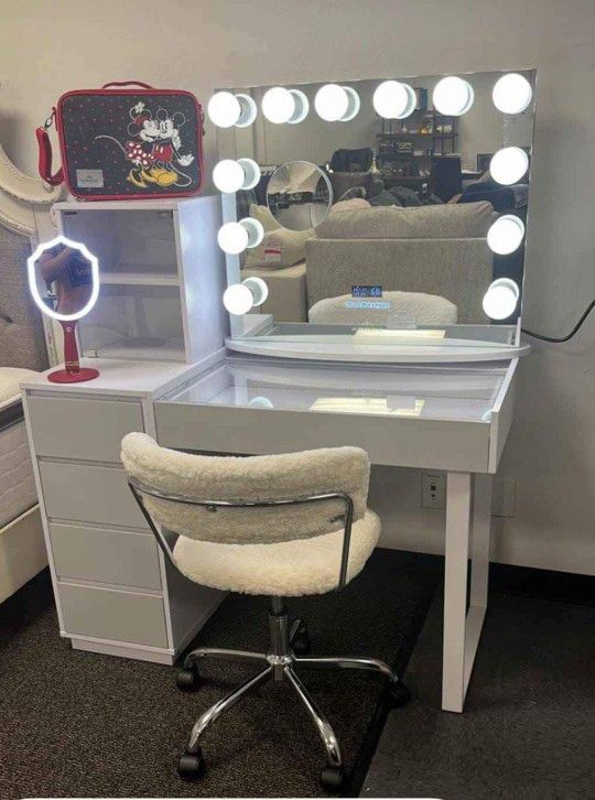 🌺 Makeup Excluding Chair
