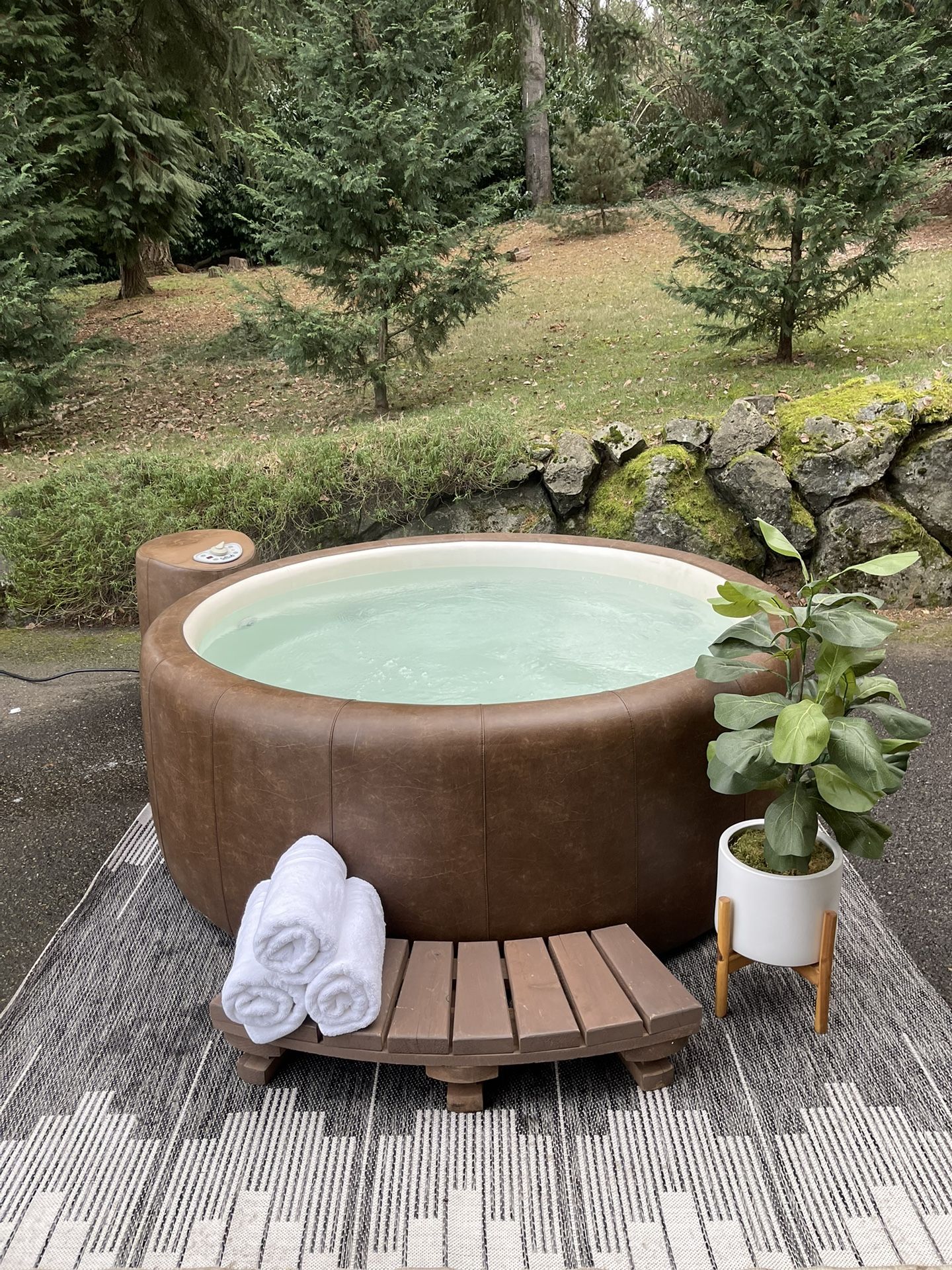 Softub Resort 300 4-6 person hot tub with delivery and starter chemical kit