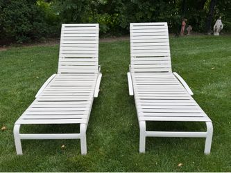 2 Patio / Pool Hotel Style Chaise Lounge Chairs