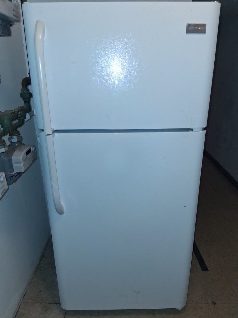 Frigidaire 18.2 cubic foot white, top-freezer refrigerator [Model #LFHT1817LW4] (price is negotiable. MUST PICKUP, delivery not available) 