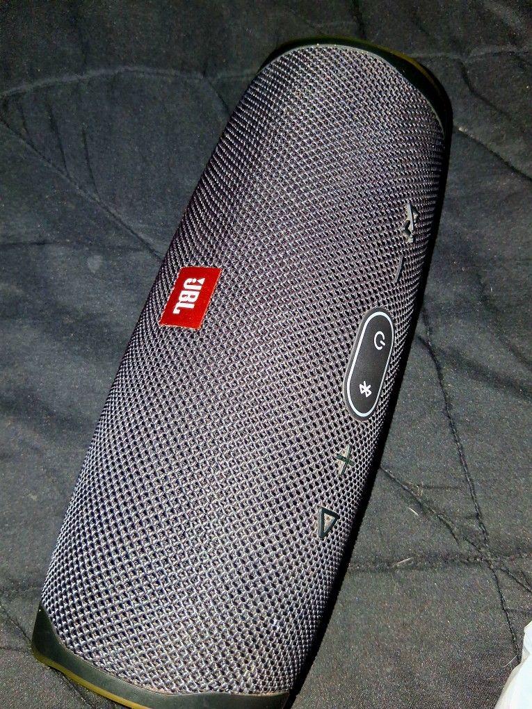 JBL charge4 Bluetooth Speaker In Perfevt Listening Condition, Asking 40$ For It Very Loud!!! Pick Up Pls Thanks