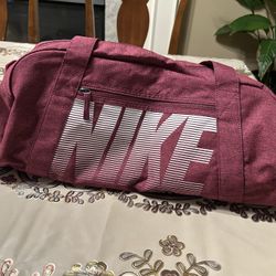 Nike. Burgundy Color Nylon Duffle Bag. Small/ Medium Size.