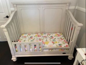 Free white crib/ convertible bed. Heidi Klum Edition