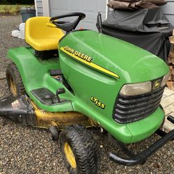 John Deere LT155 Lawn Tractor