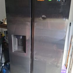 Samsung Side By Side 27 Cf Refrigerator With Ice Maker