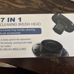 Cleaning brush head 