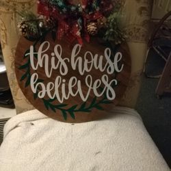 This House Believes Sign Front for Door Decoration, 12" Round Wood Wreaths Wall Hanging Indoor / Outdoor