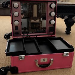 Byootique Rolling Makeup Vanity Case w/LED Lighted Mirror Excellent Condition