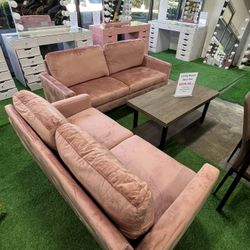 Pink Couch and Loveseat with Coffee Table / Sofá rosa y sofá de dos plazas con mesa de centro