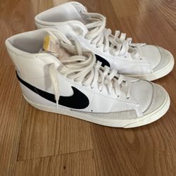 Nike Women’s Blazers Size 9