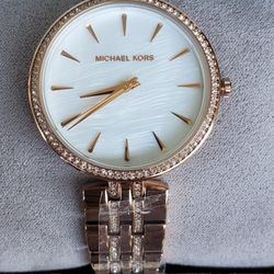 New Michael Kors Women's Watch With A Mother Of Pearl Face