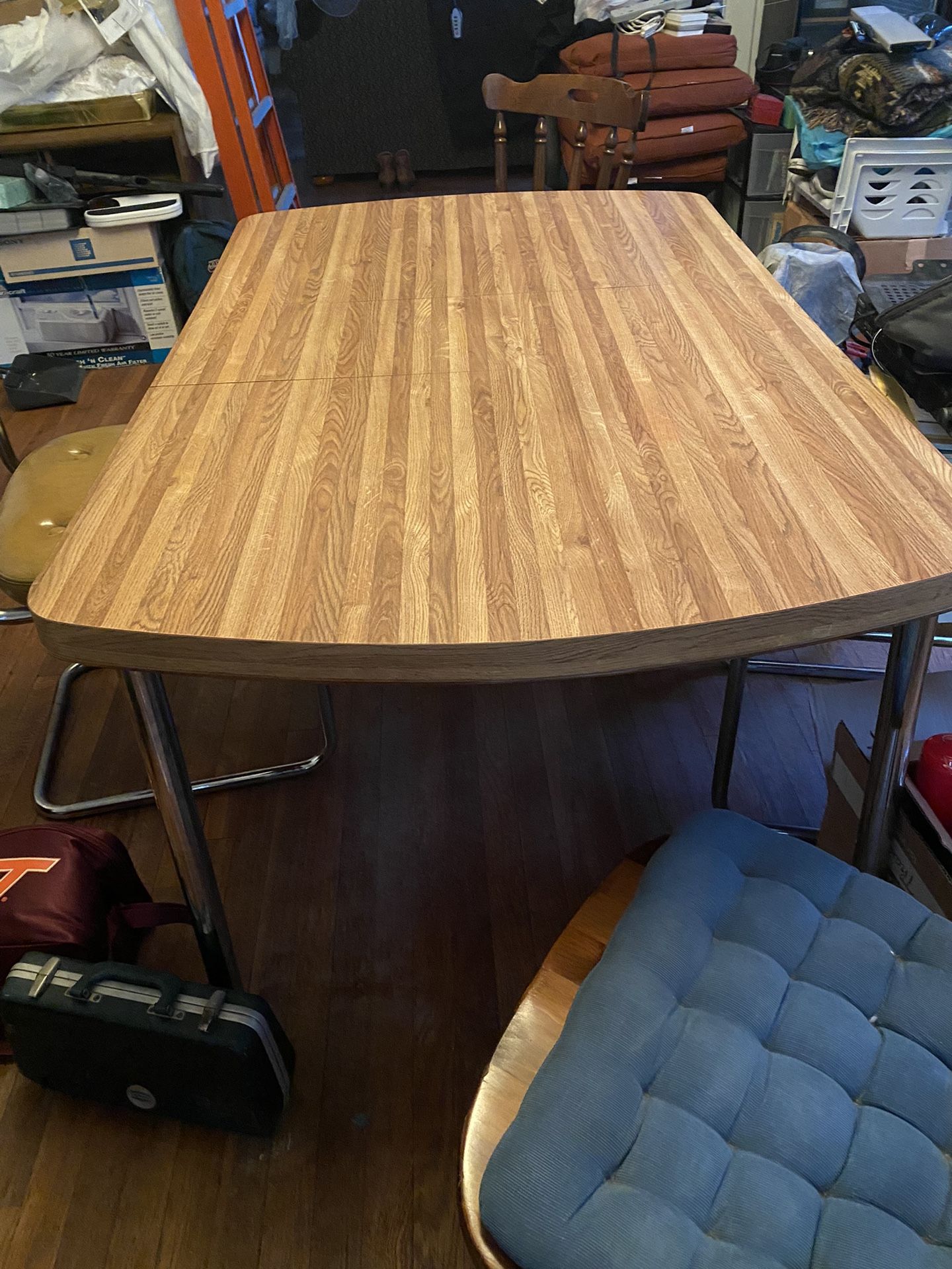 Table With Free Chairs !