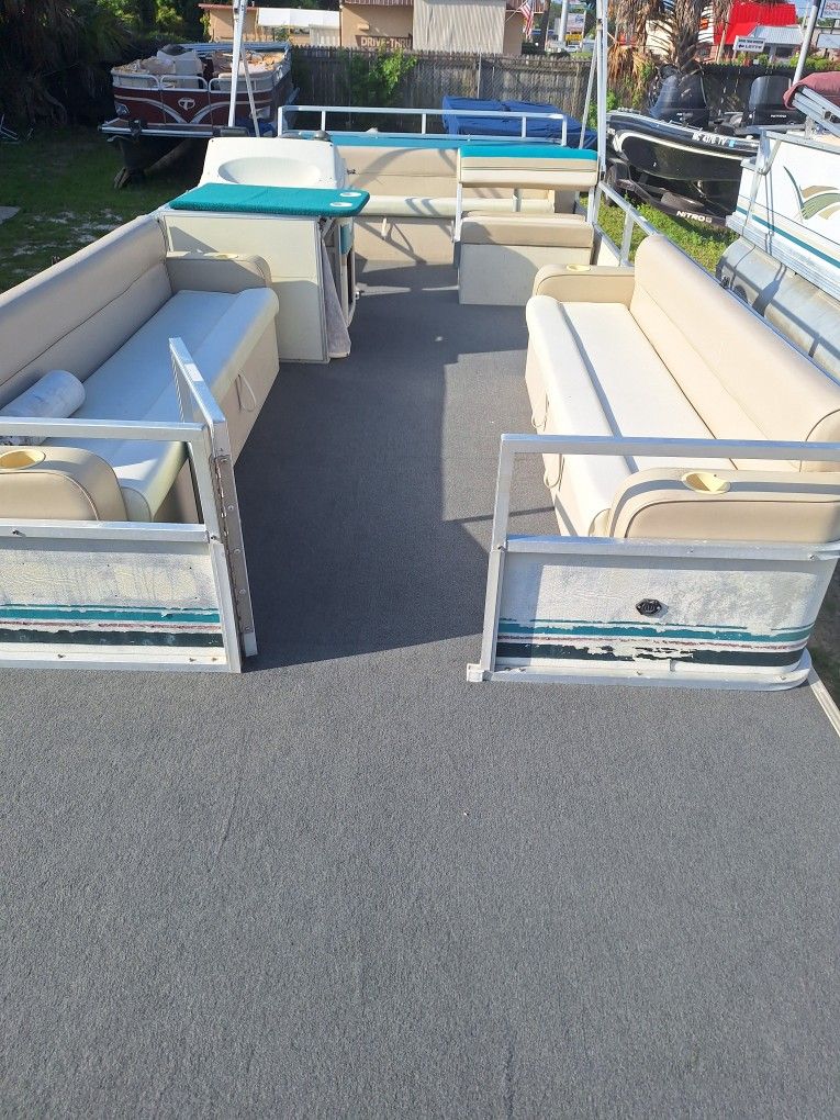 25' Crest Pontoon Boat