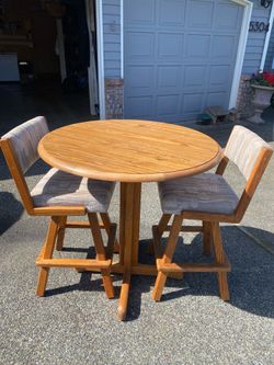 Tall round table with 2 chairs