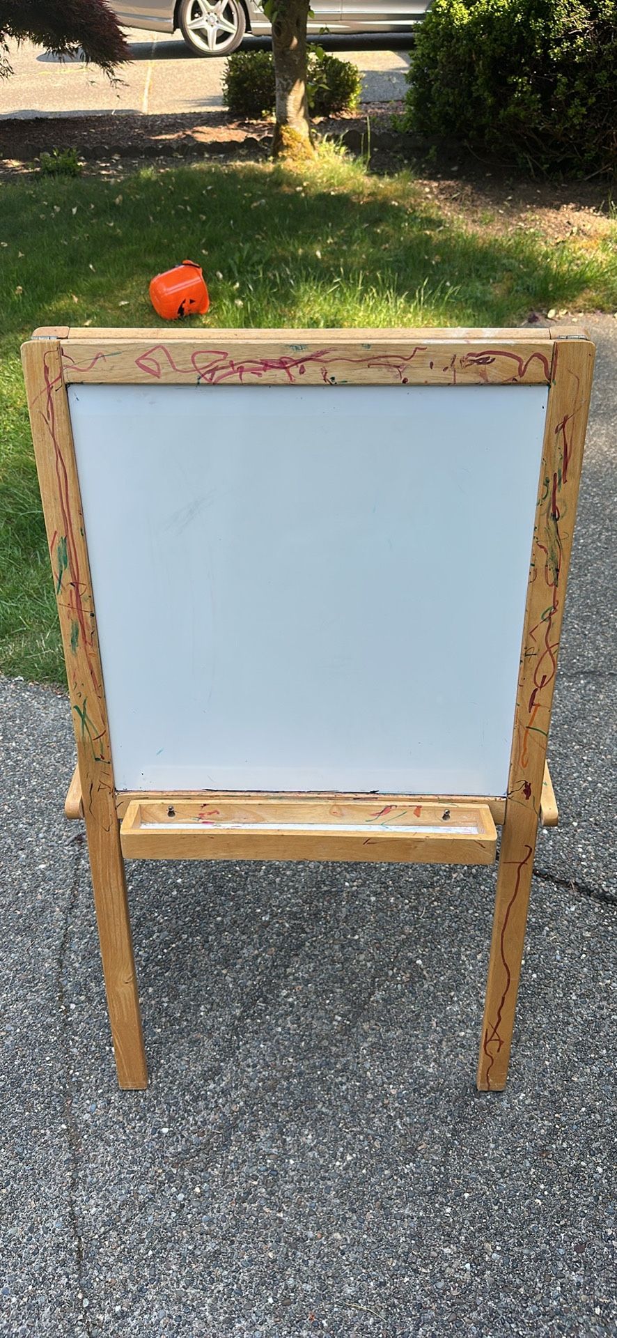 Whiteboard/chalkboard Easel