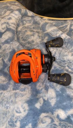Lews Xfinity Speed spool bait caster reel