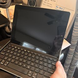 iPad 3rd Generation - 32 GB With LOGITECH keyboard Case