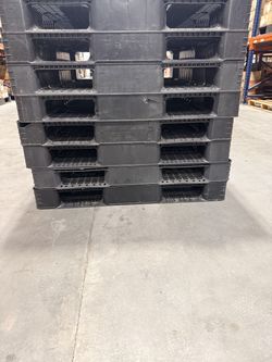 SOLID PLASTIC & WOODEN PALLETS.