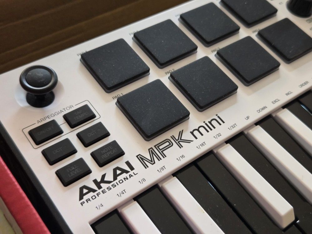 Akai Professional MPK Mini MK III Limited Edition White 25-key Keyboard Controller