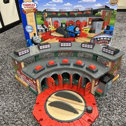 Thomas deluxe roundhouse 2025