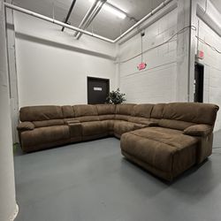 FREE DELIVERY - LIKE NEW Petaluma Power Reclining Sectional with Chaise - Brown