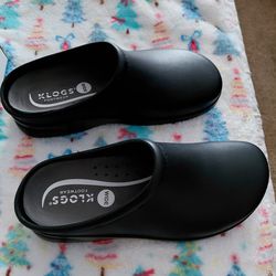 Klogs size 10