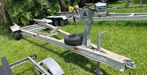 Aluminum dual torsion Axel trailer up to 24’ boat. Registration. All components are in working condition. Ready to load….