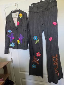 Disfraz Hippie Set 2 Piezas Saco y Pantalón Con Bordados / Women’s Hippie Costume 2 Piece Set.