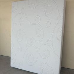 White Memory Foam Queen Size Mattress Set 